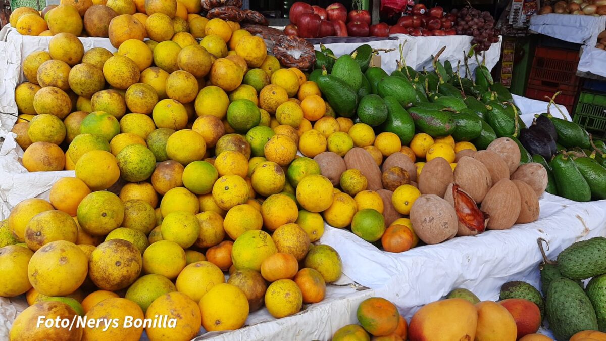 Abundan frutas de la temporada en el mercado El Mayoreo