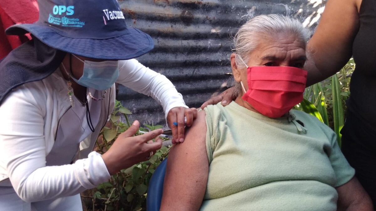 Más habitantes del René Cisneros completan esquemas de vacunación