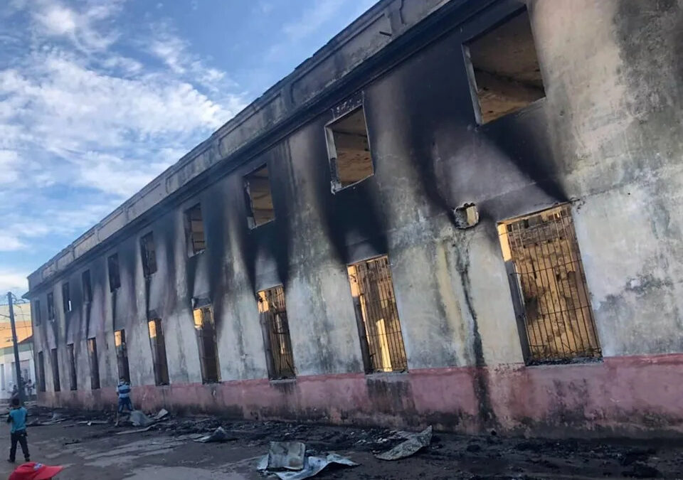 Un voraz incendio acaba con una fábrica de tabacos en Cuba