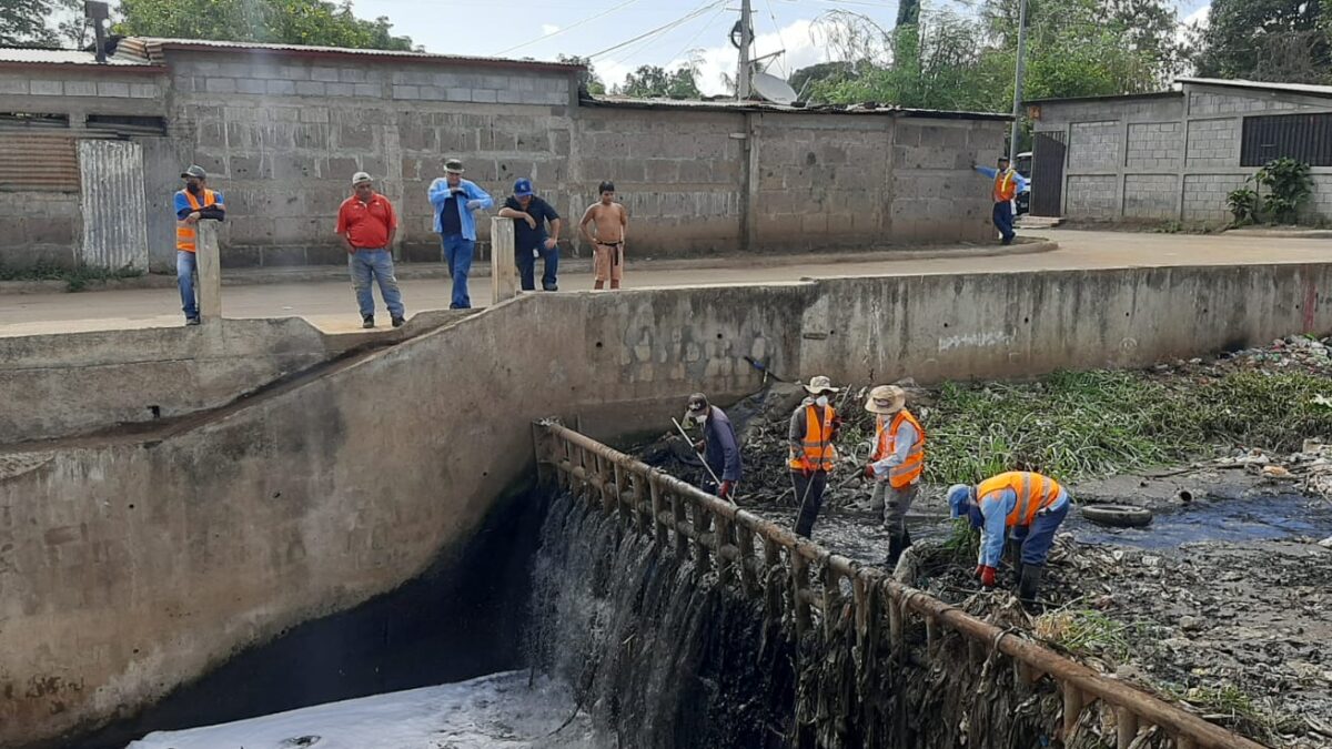 Avanza jornada de limpieza de cauces y canaletas en Managua