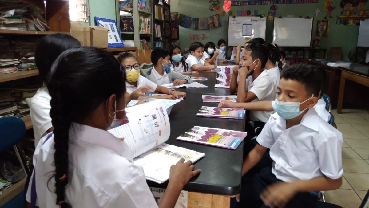 Ministerio de Educación entrega libros de ingles a estudiantes de primaria