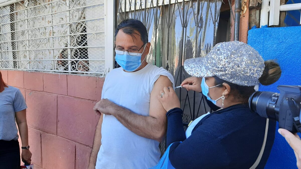 Vacunación casa a casa llega al barrio Altagracia en Managua