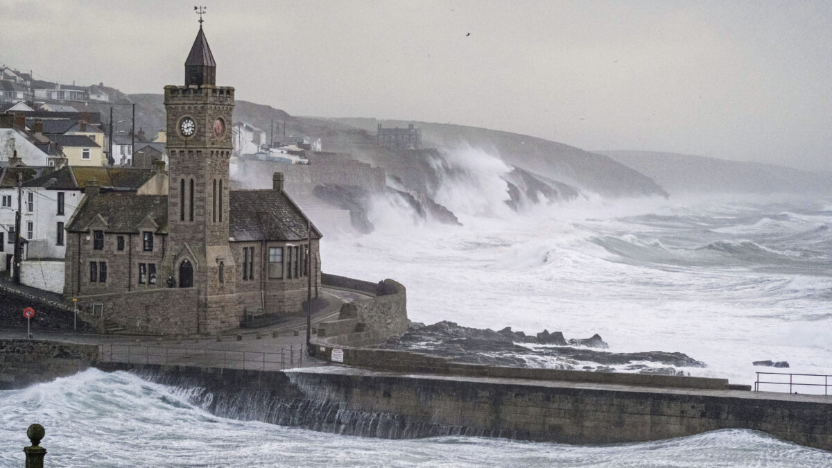 Reino Unido: vientos provocan caída de una torre en una central eléctrica