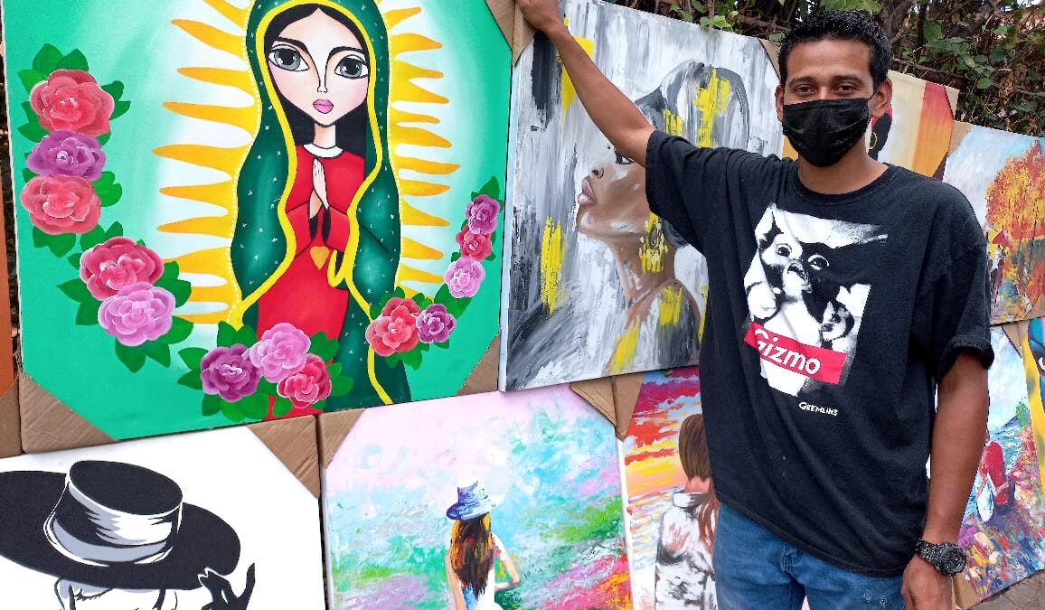 Artistas ofrecen sus cuadros en la terminal El Bisne en Chinandega