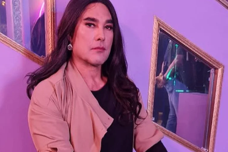 Atacan a Eduardo Yáñez por interpretar a mujer trans en serie