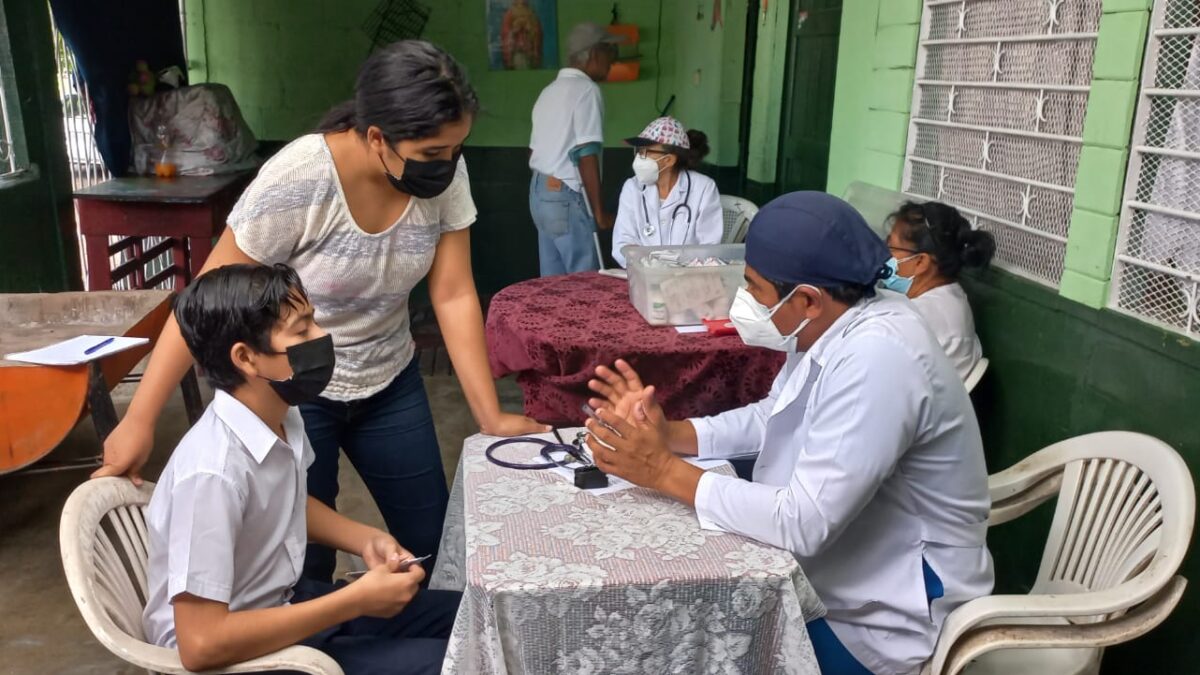 Atención médica llega al barrio Monseñor Lezcano, incluyendo vacunas anticovid