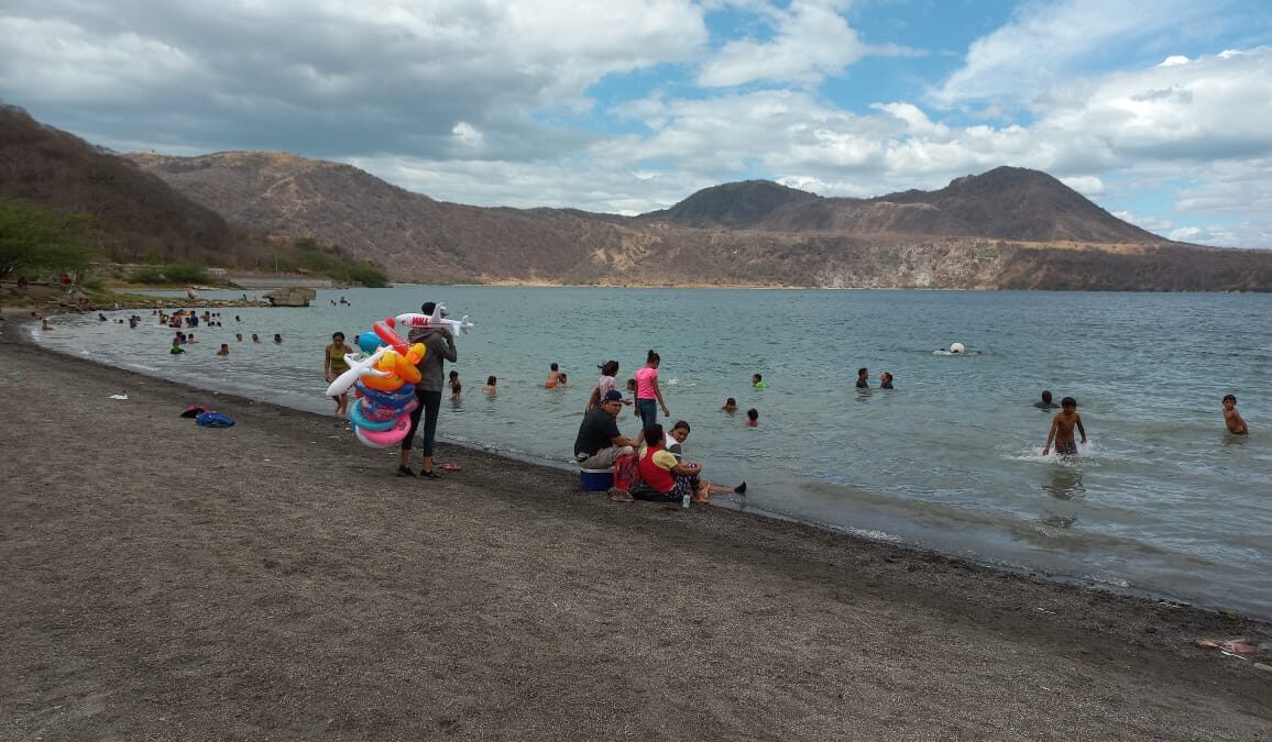 Bañistas se refrescan en las aguas de la Laguna de Xiloá