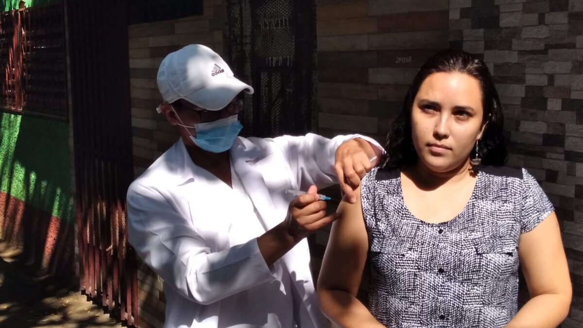 Alta cobertura de vacunas contra la Covid-19 en los barrios de Managua