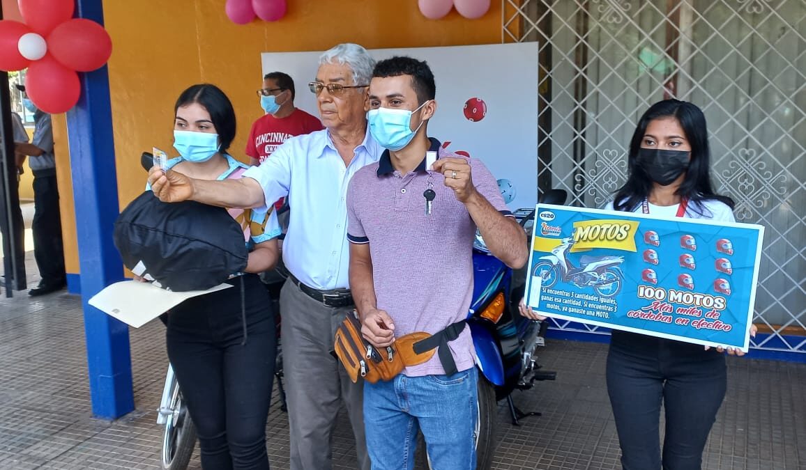 Lotería Nacional entrega motos scooter a ganadores de la Raspadita
