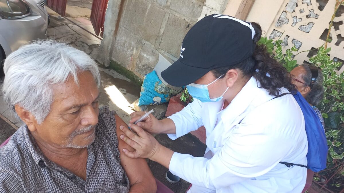 Completan esquema de vacunación contra la Covid-19 en el barrio Nora Astorga