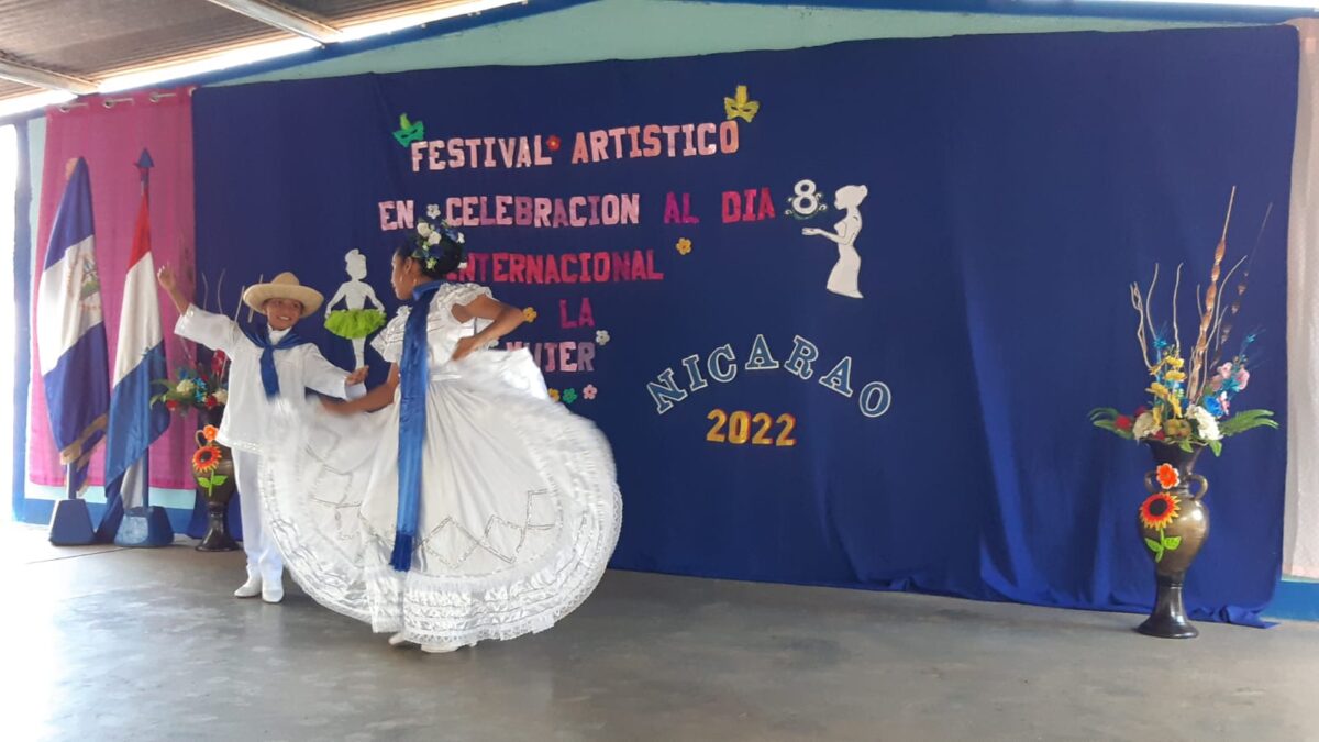 Estudiantes nicaragüenses celebran a la mujer con festival artístico