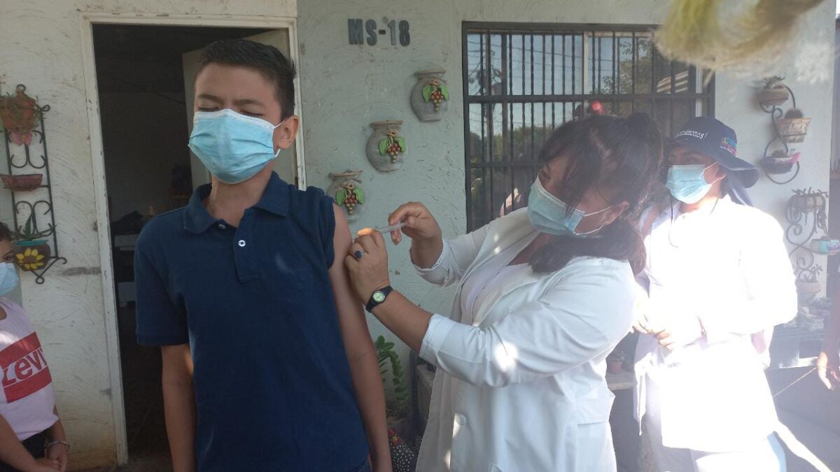 Familias de Ciudad Sandino aprovechan vacunación contra la Covid-19