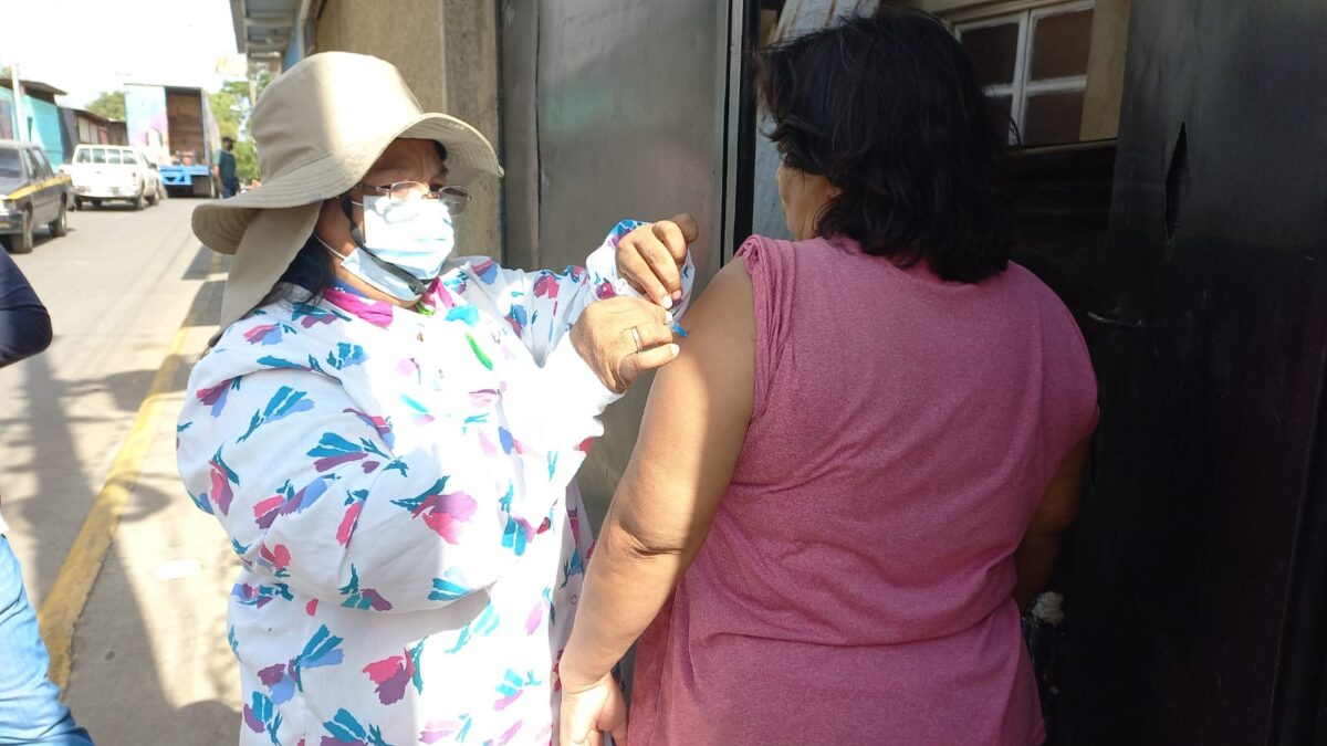 Familias se vacunan contra la Covid-19 en el barrio Augusto C. Sandino