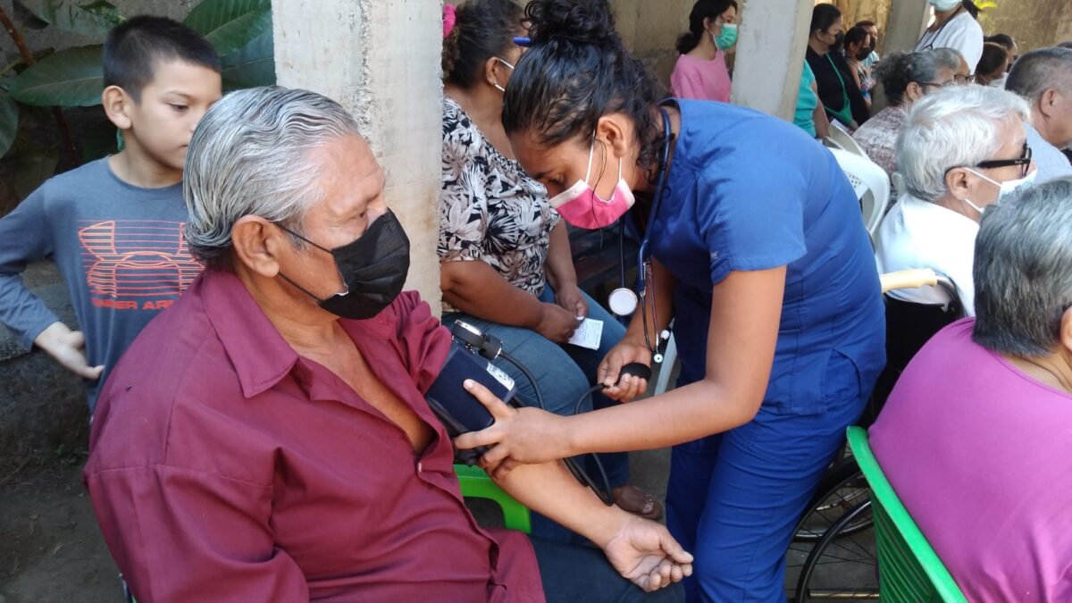 Feria de la salud garantiza atención médica en el barrio La Esperanza