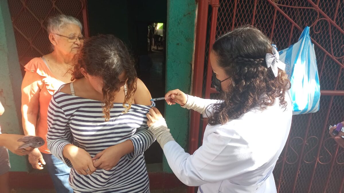 Habitantes del Barrio Sierra Maestra son vacunados contra la Covid-19