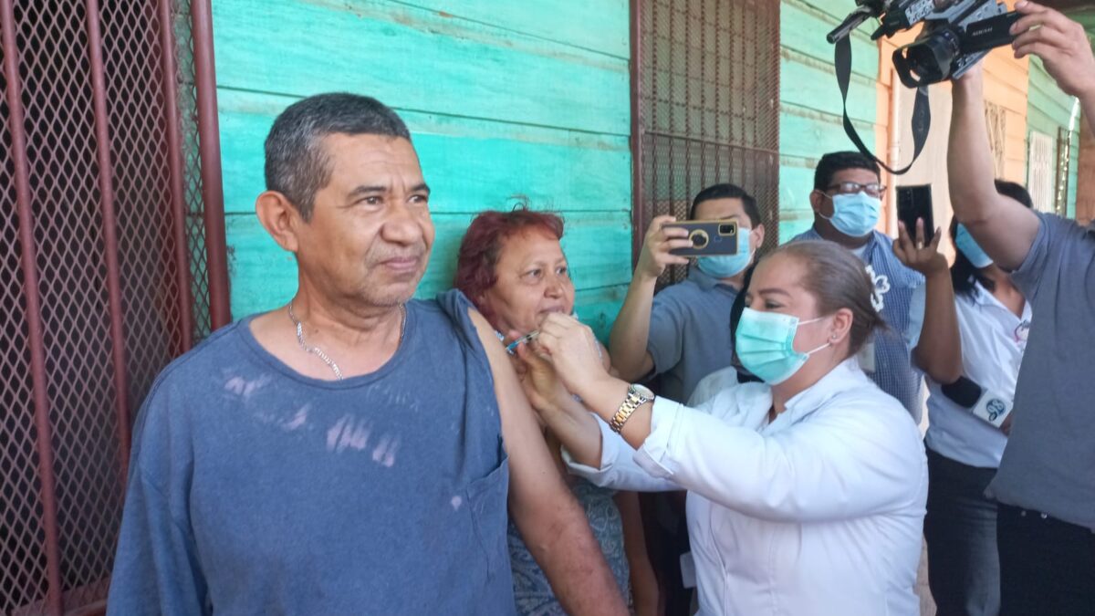 Habitantes del barrio La Cruz inician nuevo esquema de vacunación 2022