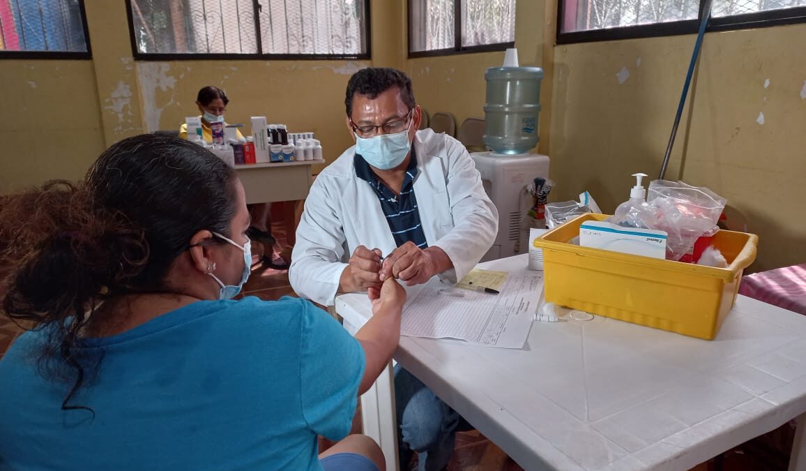 Habitantes del barrio Mirna Ugarte, aprovechan consulta en clínica móvil