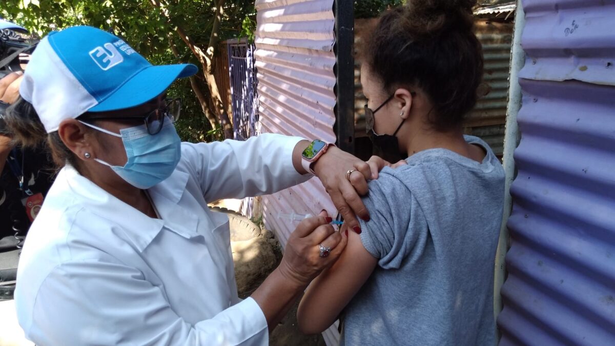 Habitantes del barrio Naciones Unidas de Managua aprovechan vacunación