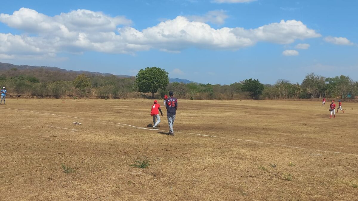 Inauguran primera liga campesina de béisbol mayor en Ciudad Sandino