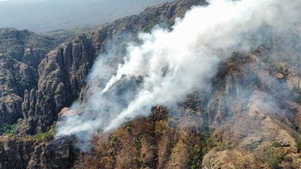 Incendio consume 74 hectáreas de cerro en el estado mexicano de Morelos