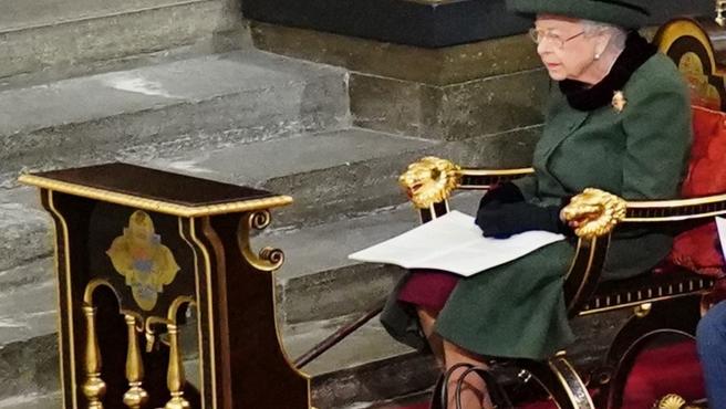 Isabel II reaparece en público para asistir a una misa homenaje a su marido