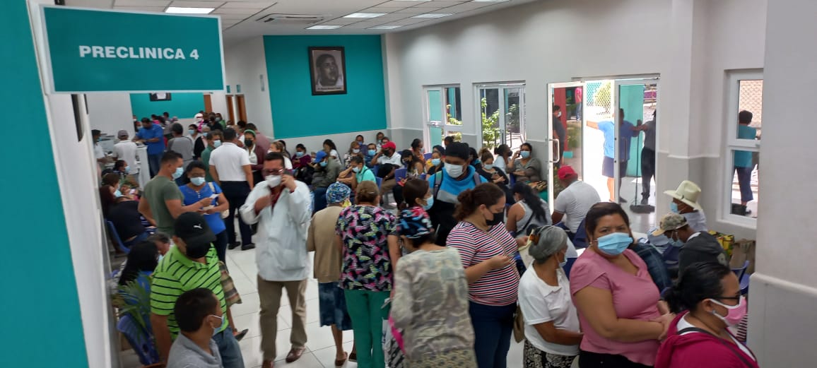 Pacientes mayores reciben atención especializada en el hospital Manolo Morales