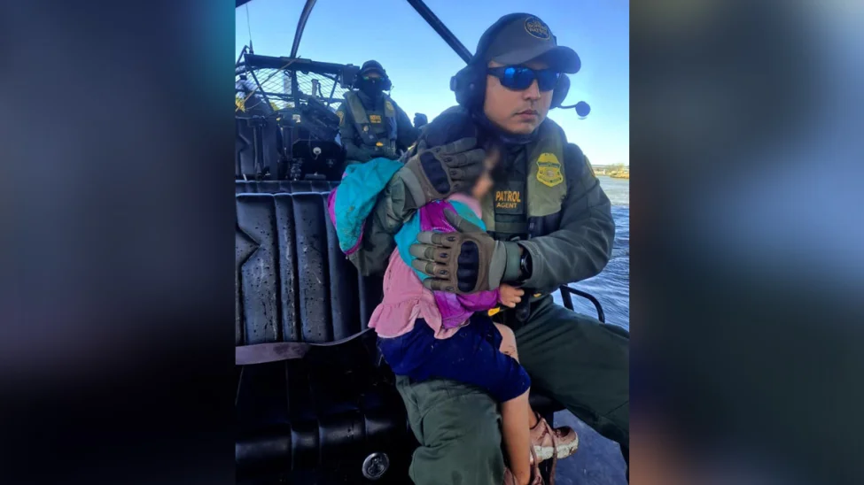 Rescatan a niña de 4 años abandonada a orillas del Río Grande