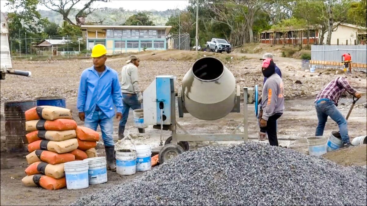 Espacios de trabajo en la construcción del estadio municipal de Boaco