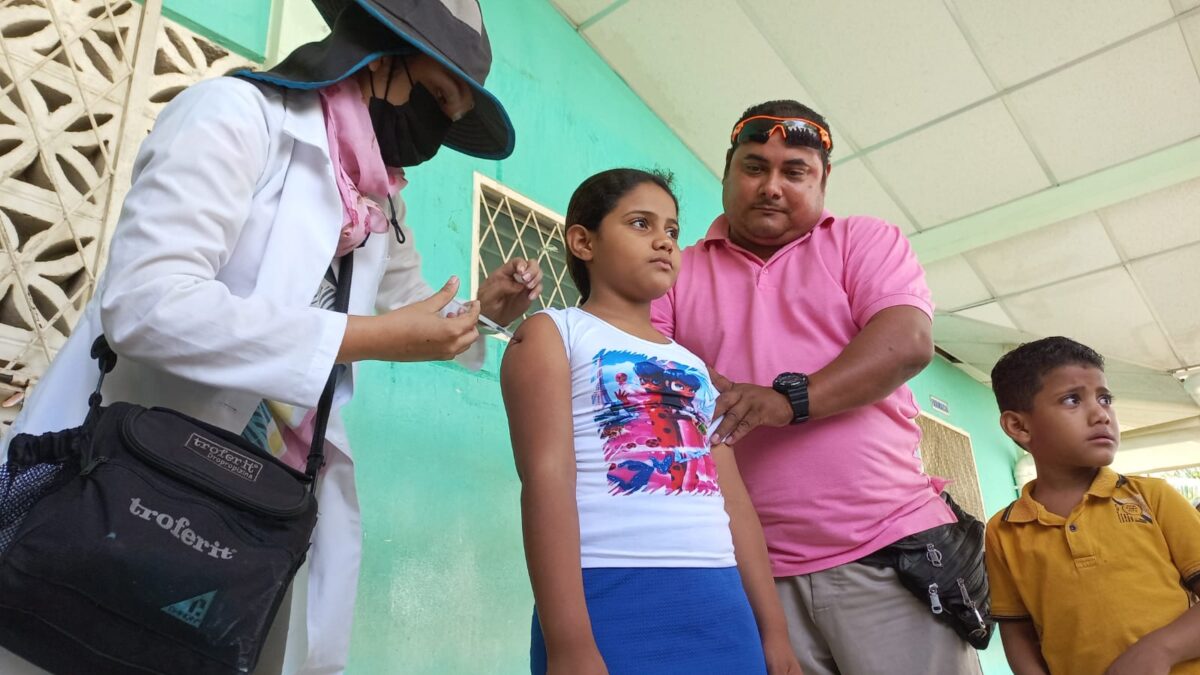Avanzan jornada de vacunación a los habitantes del barrio La Primera