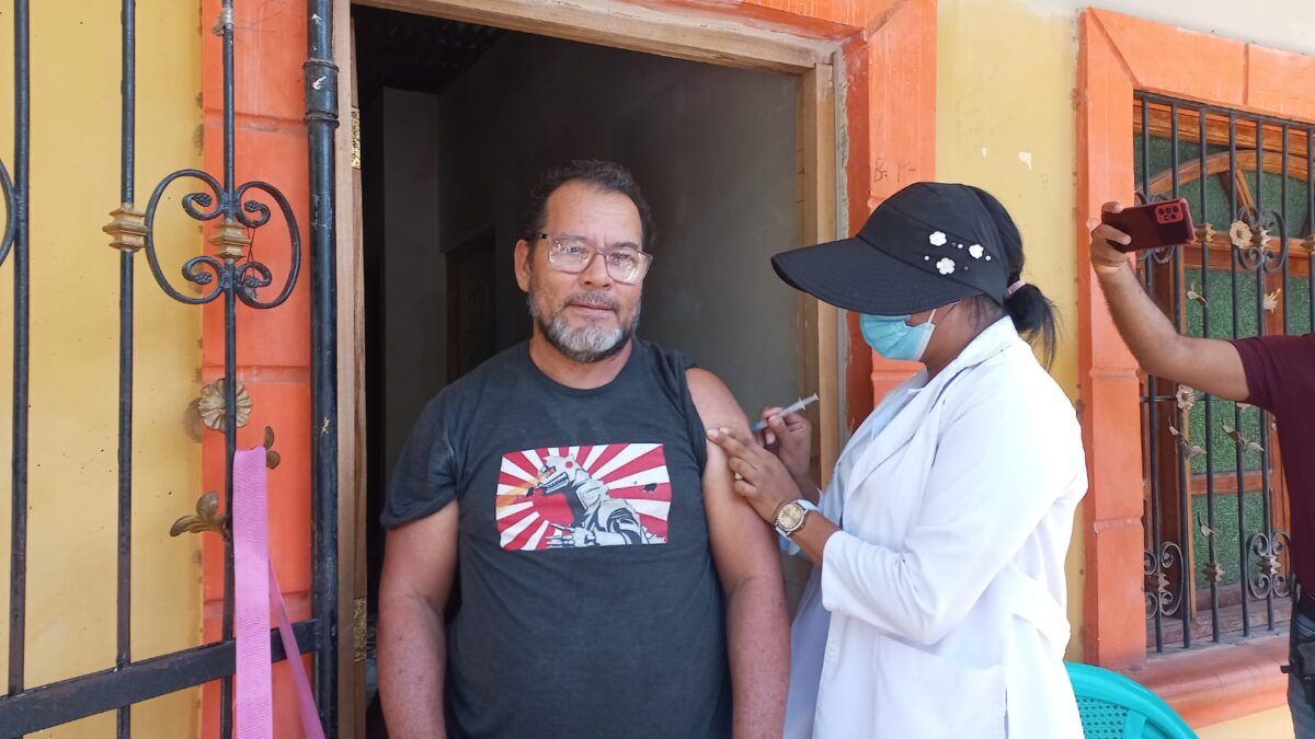 Vacunación contra Covid-19 llega a los habitantes del barrio Omar Torrijos