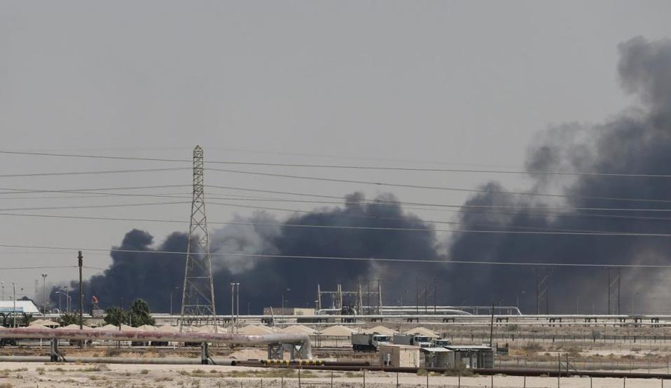 Voraz incendio se registra en una refinería de Arabia Saudita