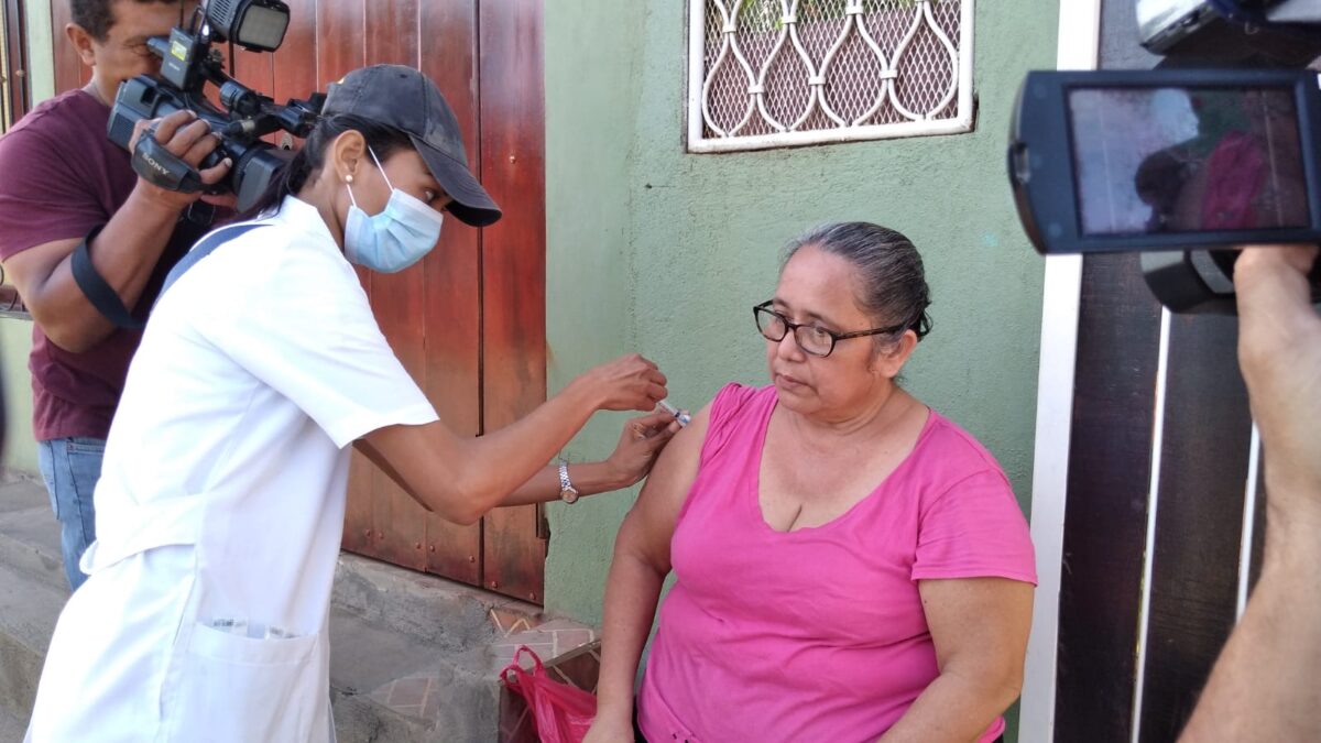 Familias del barrio Carlos Núñez reciben vacunas en Jueves Santos