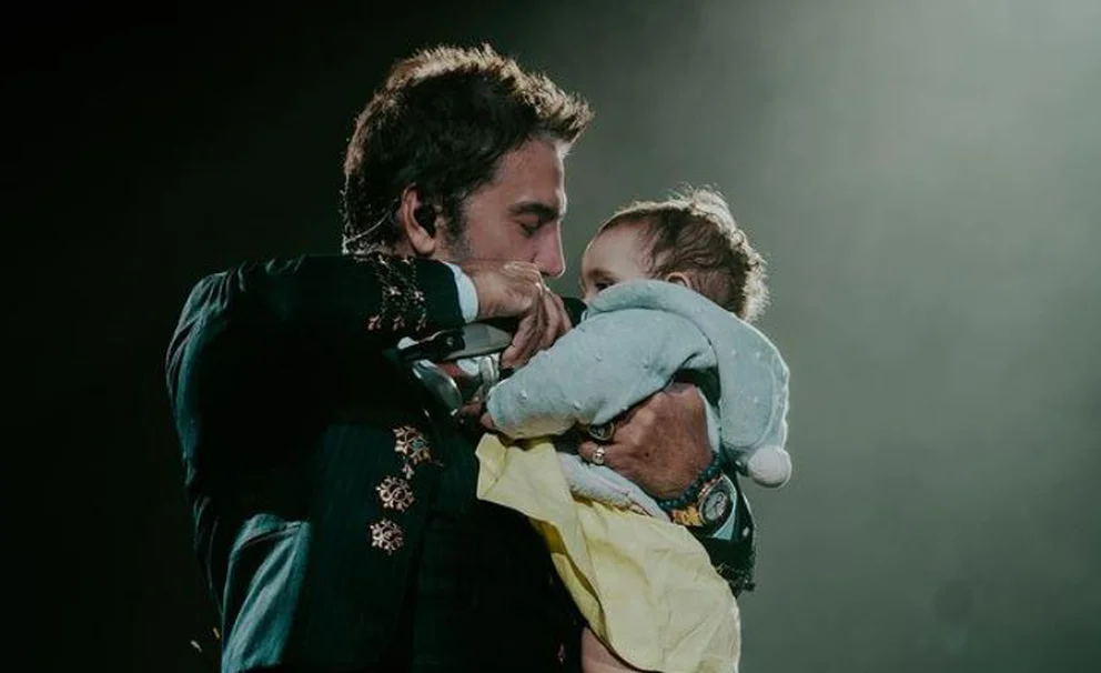 Alejandro Fernández canta con su nieta Cayetana en un concierto