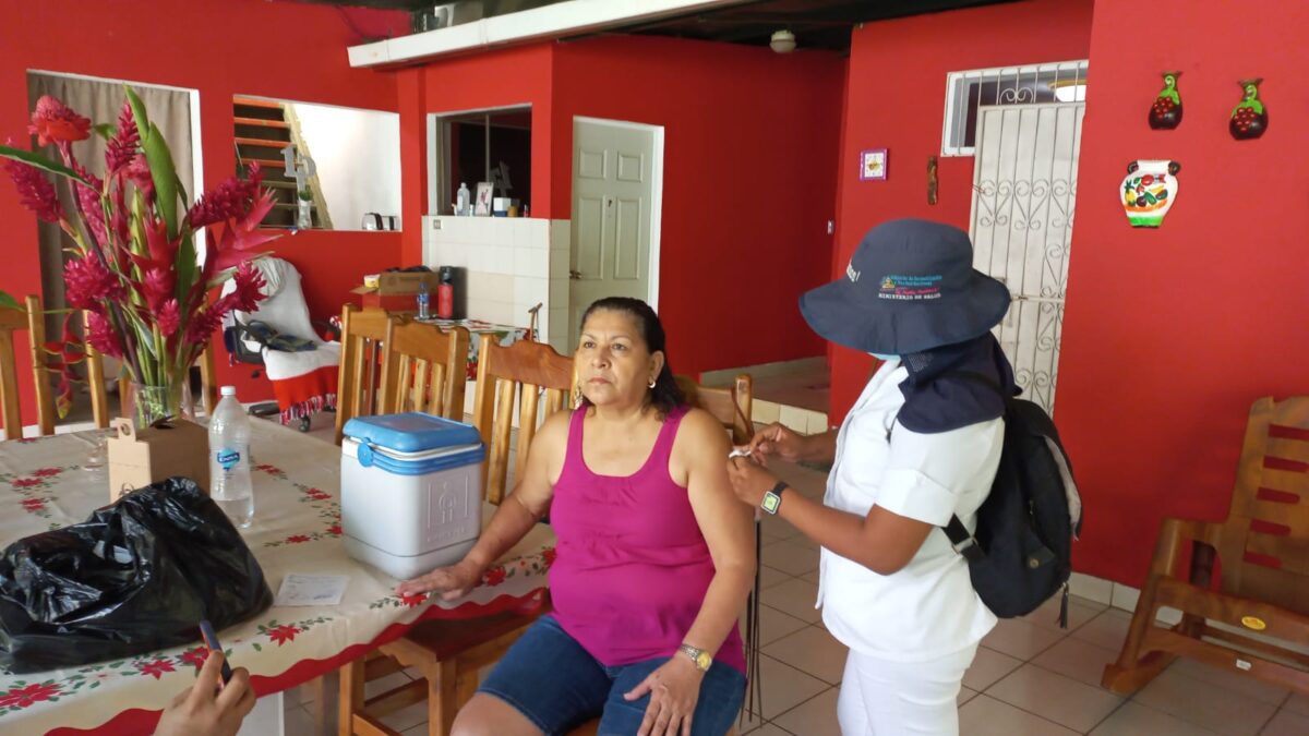 Brigadistas vacunan contra la Covid-19 a pobladores de la Comunidad La Cuaresma