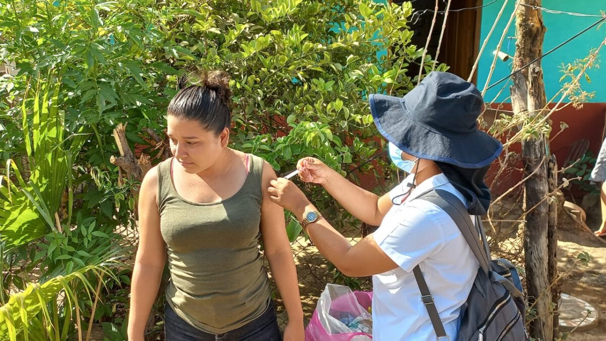 Brigadistas de salud vacunan a más pobladores de Mateare  