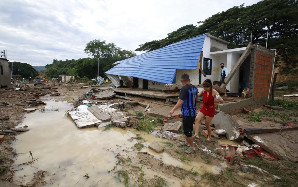 Desbordamiento de río deja cuatro desaparecidos en Colombia