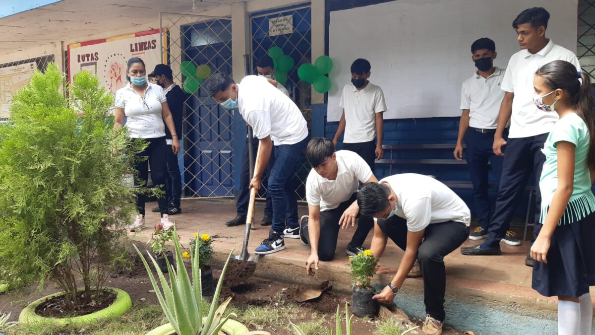 Estudiantes nicaragüenses celebran el Día de la Tierra reforestando