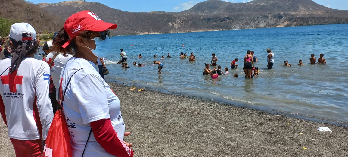 Familias disfrutan sanamente de las aguas de la Lagua de Xiloá