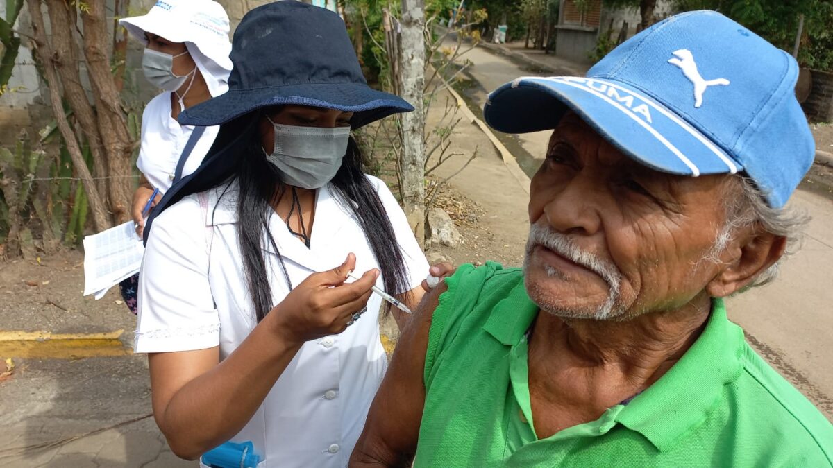 Familias de la comunidad Aura Ortiz en Mateare se vacunan contra Covid-19