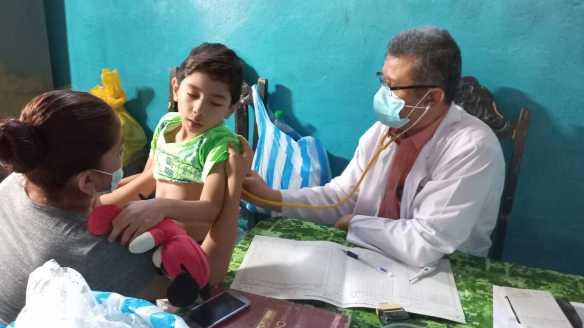 Feria de la salud beneficia a pacientes del barrio Manuel Olivares