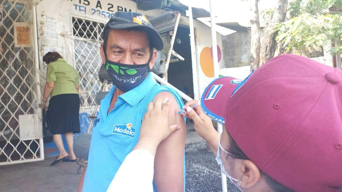 Habitantes del Anexo Jardines de Veracruz se vacunan contra la Covid-19