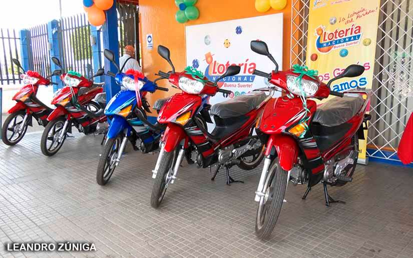 Lotería Nacional entrega dos motos más a ganadores de La Raspadita