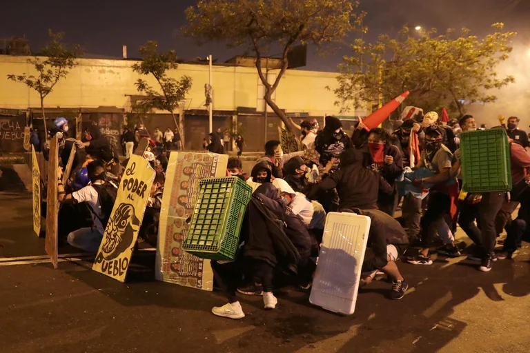 <strong>Manifestaciones en Lima, Perú dejan 11 personas heridas</strong>