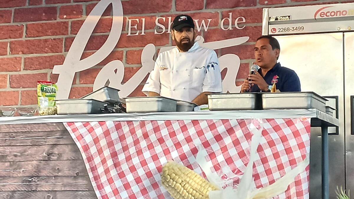 Nelson Porta realiza demostración de comida de cuaresma en el Salvador Allende