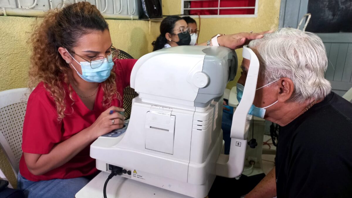 Pobladores del barrio 19 de Julio reciben examen visual y lentes gratis