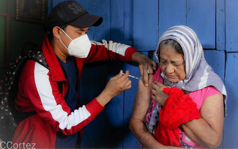 Adultos mayores del barrio Isaías Gómez, reciben vacunas para Covid-19