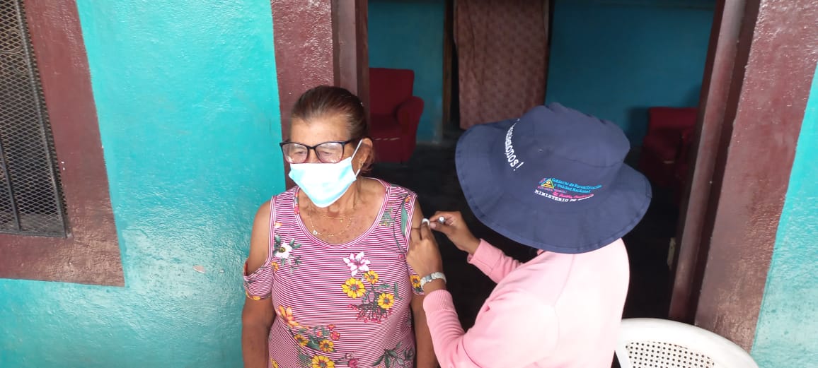 Pobladores del barrio Santa Elena inicia esquema de vacunación contra la Covid-19