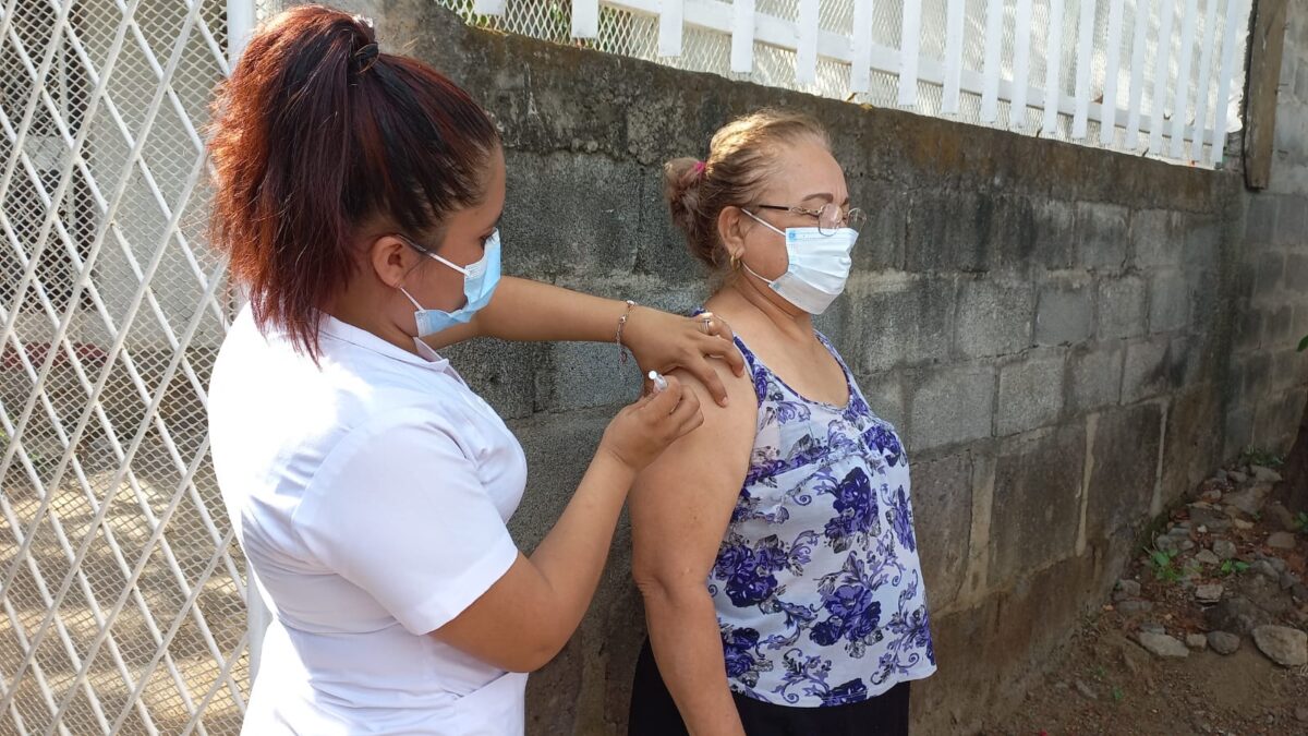 Continúa jornada de vacunación casa a casa en el barrio Villa Roma