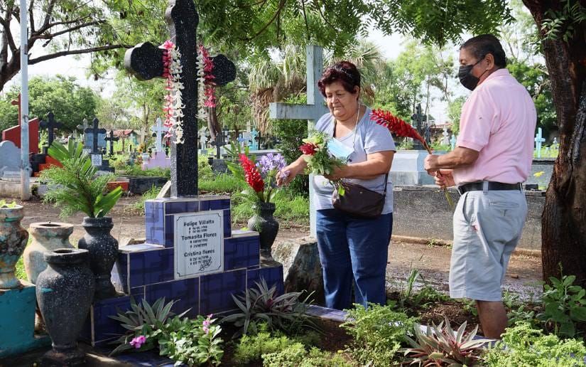 Centenares de familias recuerdan a sus madres en el Cementerio General