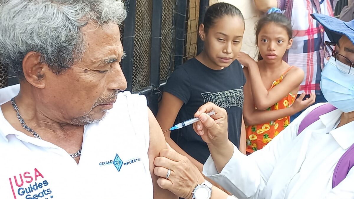 Habitantes del barrio Camilo Chamorro reciben atención médica  